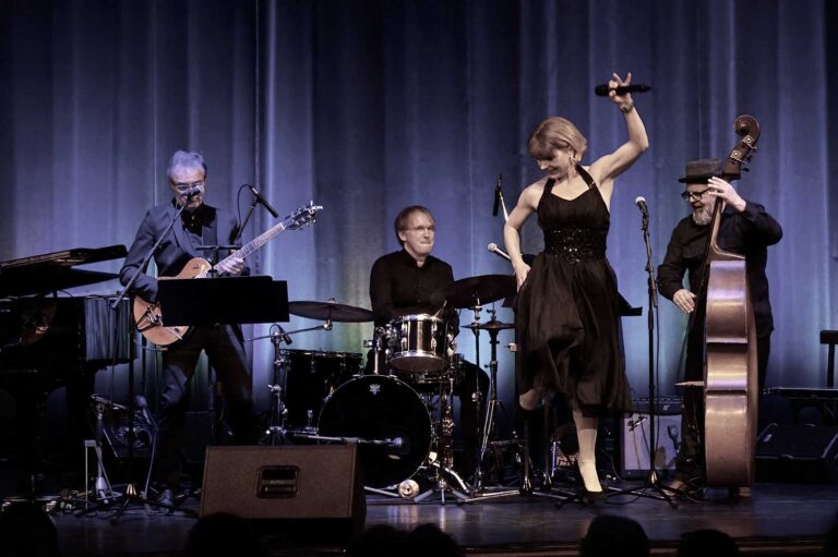 Antje Rietz erzählt gemeinsam mit ihrer Band in faszinierenden Nuancen von der beeindruckenden Bandbreite der Ausnahmekünstlerin Caterina Valente. Foto: Holger May Güstrow