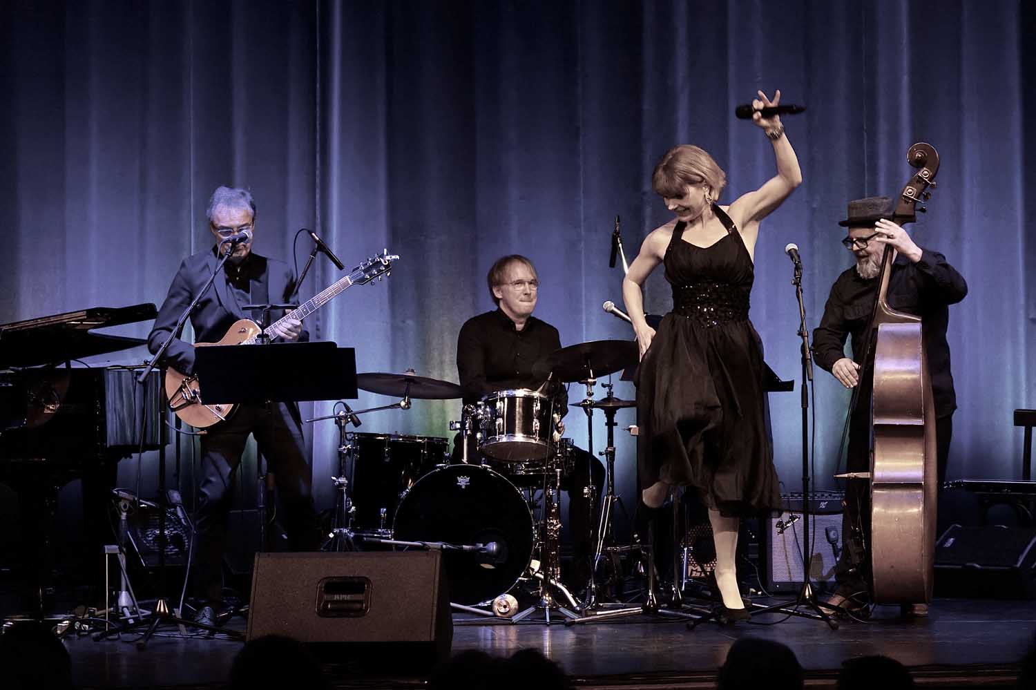 Antje Rietz erzählt gemeinsam mit ihrer Band in faszinierenden Nuancen von der beeindruckenden Bandbreite der Ausnahmekünstlerin Caterina Valente. Foto: Holger May Güstrow
