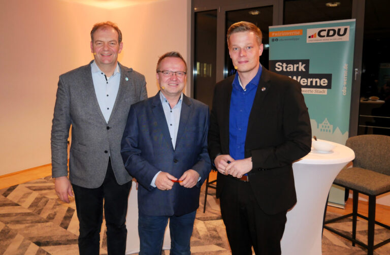 Das Thema "Innere Sicherheit" wurde in der CDU-Veranstaltung mit Arnd Hilwig (l.) und Manuel Ostermann (r.) intensiv diskutiert. Jörg Weber (Mitte) moderierte den Abend im Hotel am Kloster. Fotos: Gaby Brüggemann