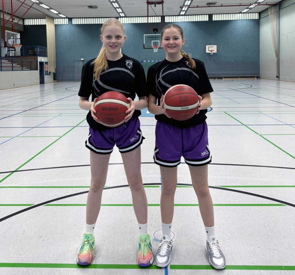 Charlotte Brand (links) und Clara Rose sind stolz und überglücklich über ihre Nominierung und freuen sich riesig auf das Turnier in Braunschweig. Foto: Verein
