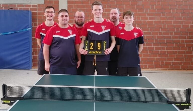 Der WSC I findet wieder in die Erfolgsspur zurück (von links):  Luca Bröcker, Lino de Almeida, Matthias Holtmann, Kapitän Moritz Overhage (mit dem Endergerbnis in seinen Händen), Andre Wodetzki und Jan von Frantzius. Fotos: Verein