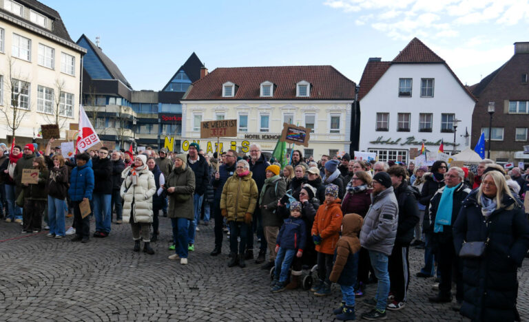 Wie in vielen anderen Städten demonstrierten in Werne viele Hundert Menschen für Demokratie und gegen Rechts. Fotos: Gaby Brüggemann