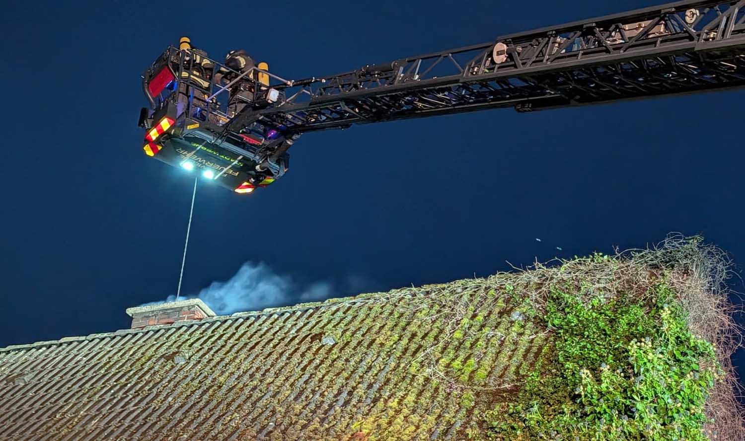 In einem Kamin hatte sich Ruß entzündet, der zu einem Funkenflug führte und die Feuerwehr alarmierte. Foto: FFW