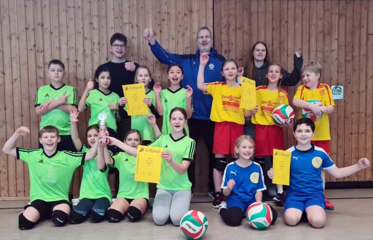 Spannende Volleyball-Spiele lieferten sich die Grundschüler/innen unter der Anleitung von TV-Trainer Bernd Purzner. Foto: Schlierkamp