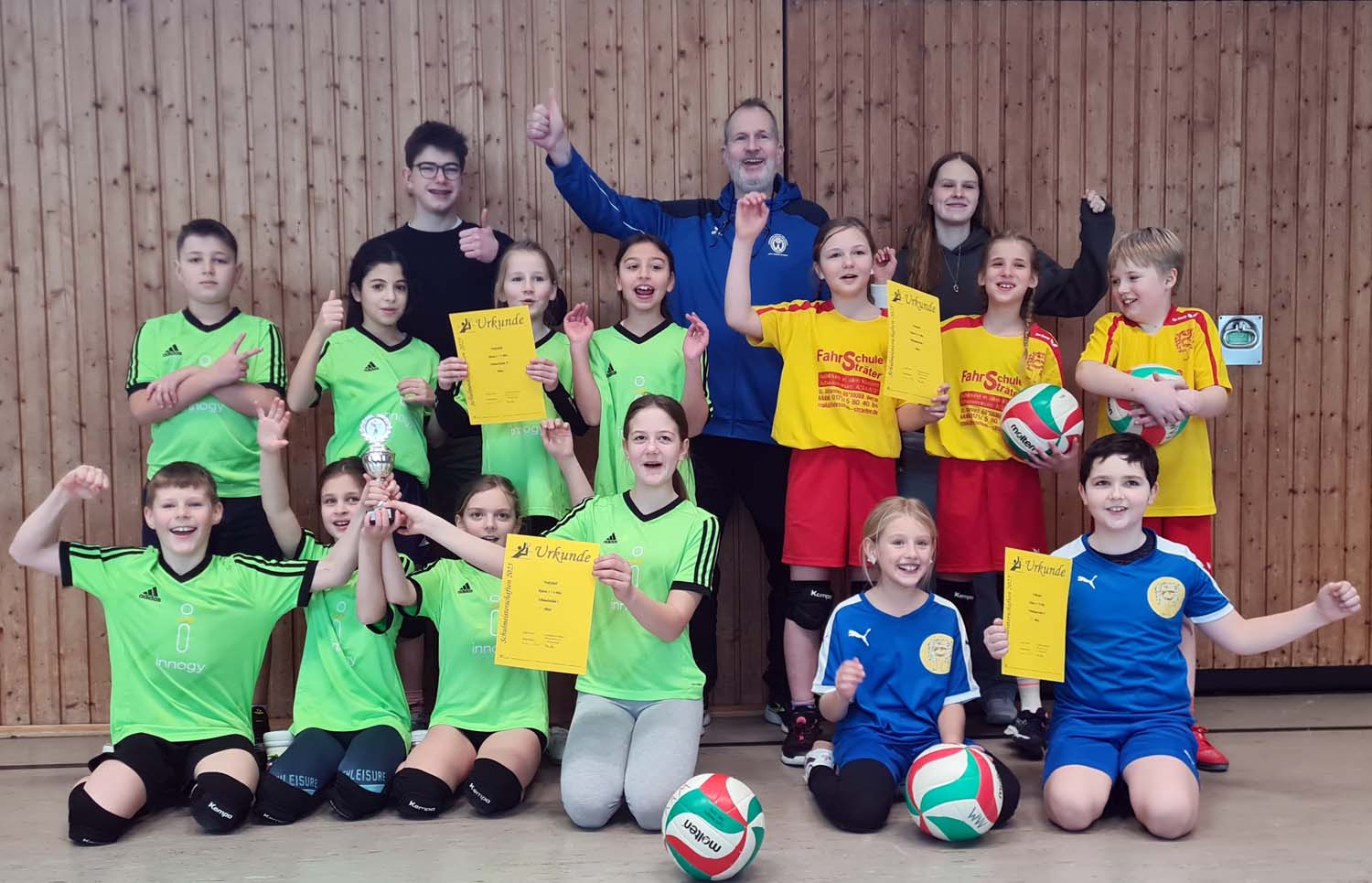 Spannende Volleyball-Spiele lieferten sich die Grundschüler/innen unter der Anleitung von TV-Trainer Bernd Purzner. Foto: Schlierkamp