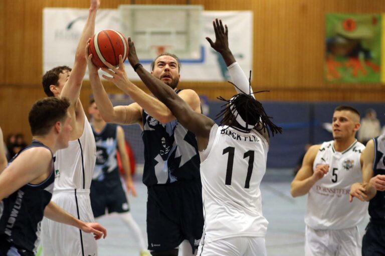 Jonah Bredt steuerte wichtige Punkte für die LippeBaskets in Olpe bei. Foto: Wagner