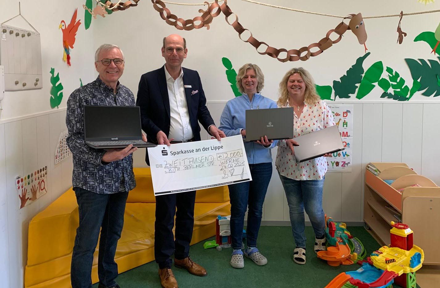 Kita-Leiterin Silke Wittchen (rechts) und Mitarbeiterin Andrea Arndt sowie Jürgen Boehm (links), Geschäftsführer des Trägervorstandes, freuen sich über die Spende der Sparkasse an der Lippe, die Vorstandsmitglied Martin Abdinghoff jetzt überreichte. Foto: privat