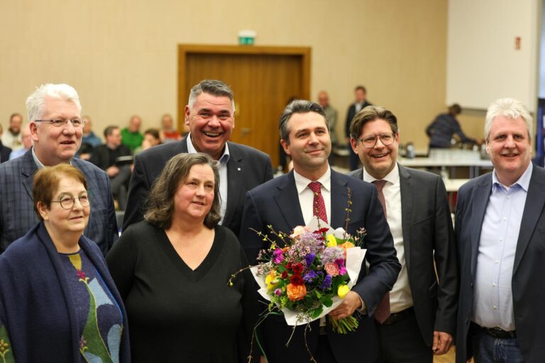 Glückwünsche für den neuen Kreisdirektor (von links): Hartmut Ganzke (Fraktionsvorsitzender SPD), Katja Wohlgemuth (Fraktionsvorsitzende Die Linke/UWG Selm), Anke Schneider (Fraktionsvorsitzende BÜNDNIS 90/Die Grünen im Kreistag), Landrat Mario Löhr, Kreisdirektor Philipp Reckermann, Marco Morten Pufke (Fraktionsvorsitzender CDU) und Michael Klostermann (Fraktionsvorsitzender FDP). Foto: Alexander Heine – Kreis Unna