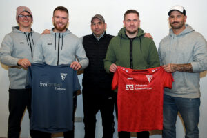 Freuen sich auf die Zusammenarbeit beim Werner SC (v.l.): Die Co-Trainer der Zweiten Mannschaft, Mario Naß und Max Kress, André Kracker von der sportlichen Leitung der WSC-Fußballabteilung, sowie der neue Trainer der Zweiten Mannschaft, Maik Küchler, und der Coach der Ersten, Pascal Harder. Foto: MSW