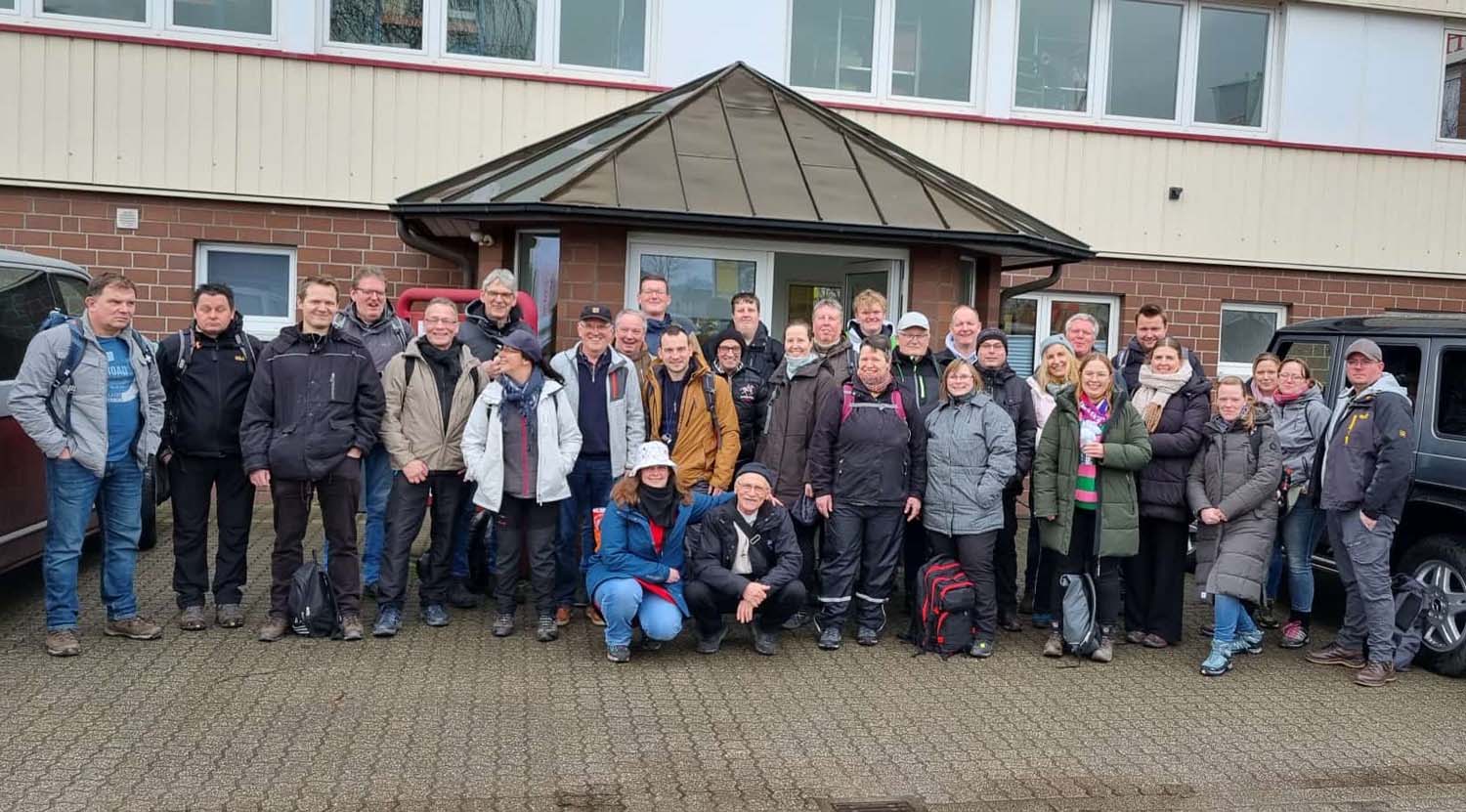 Eine große Gruppe des Schützenvereins Nierstenholz nahm an der Winterwanderung teil. Foto: Verein