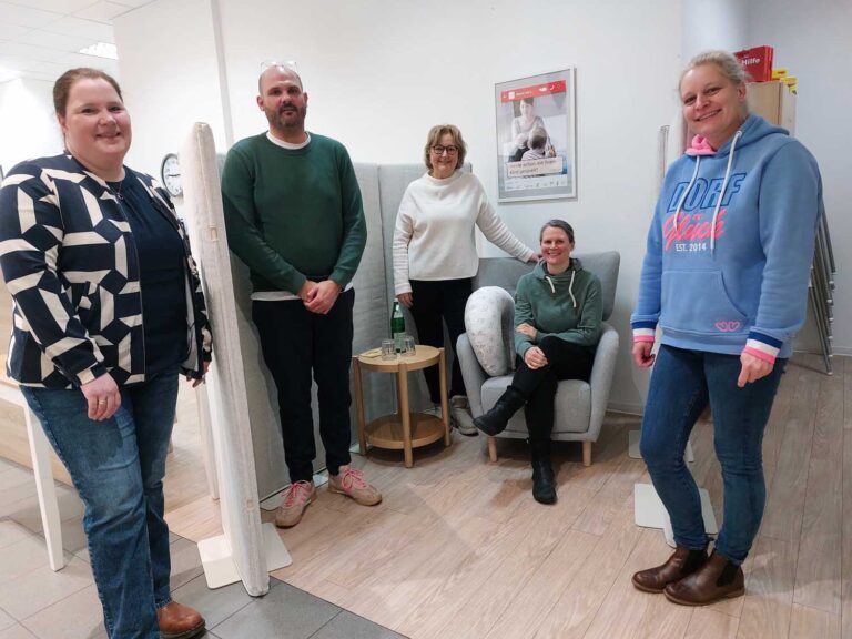 Stellten die Stillecke im Familiennetz vor (von links): Jugendhilfe-Planerin Anika Hartung, Jugendamtsleiter Maik Rolefs, Familiennetz-Koordinator Bettina Stilter sowie Miriam Knauer und Isabel Gropp (Hebammerei). Foto: Wagner