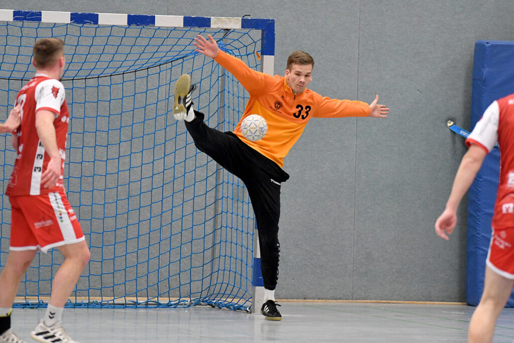 Mit tollen Reflexen ließ TVW-Torwart Nils Harhoff die Altenbögger Angreifer verzweifeln. Foto: MSW