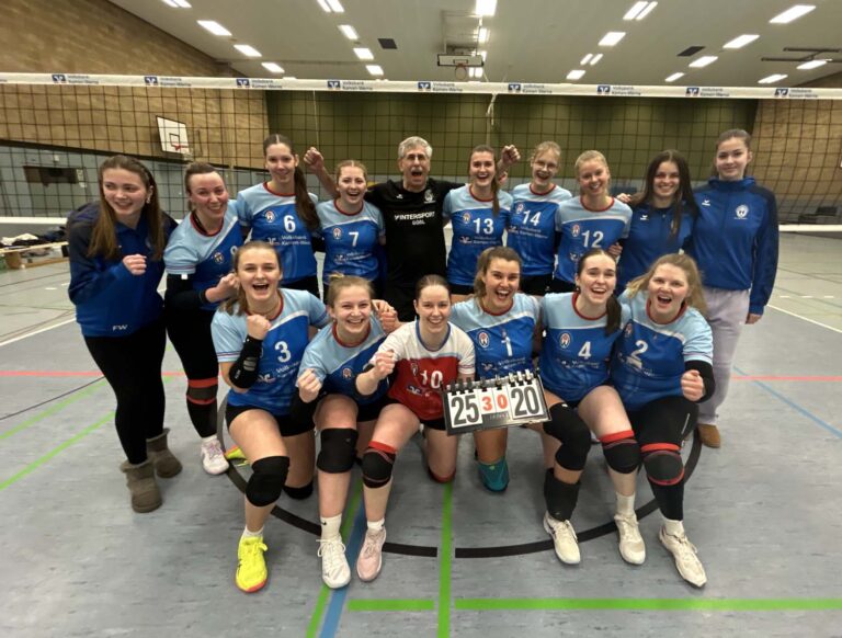 Erleichterung machte sich bei den Oberliga-Volleyballdamen des TV Werne nach dem ersten Sieg seit November 2024 breit. Foto: Kollhoff