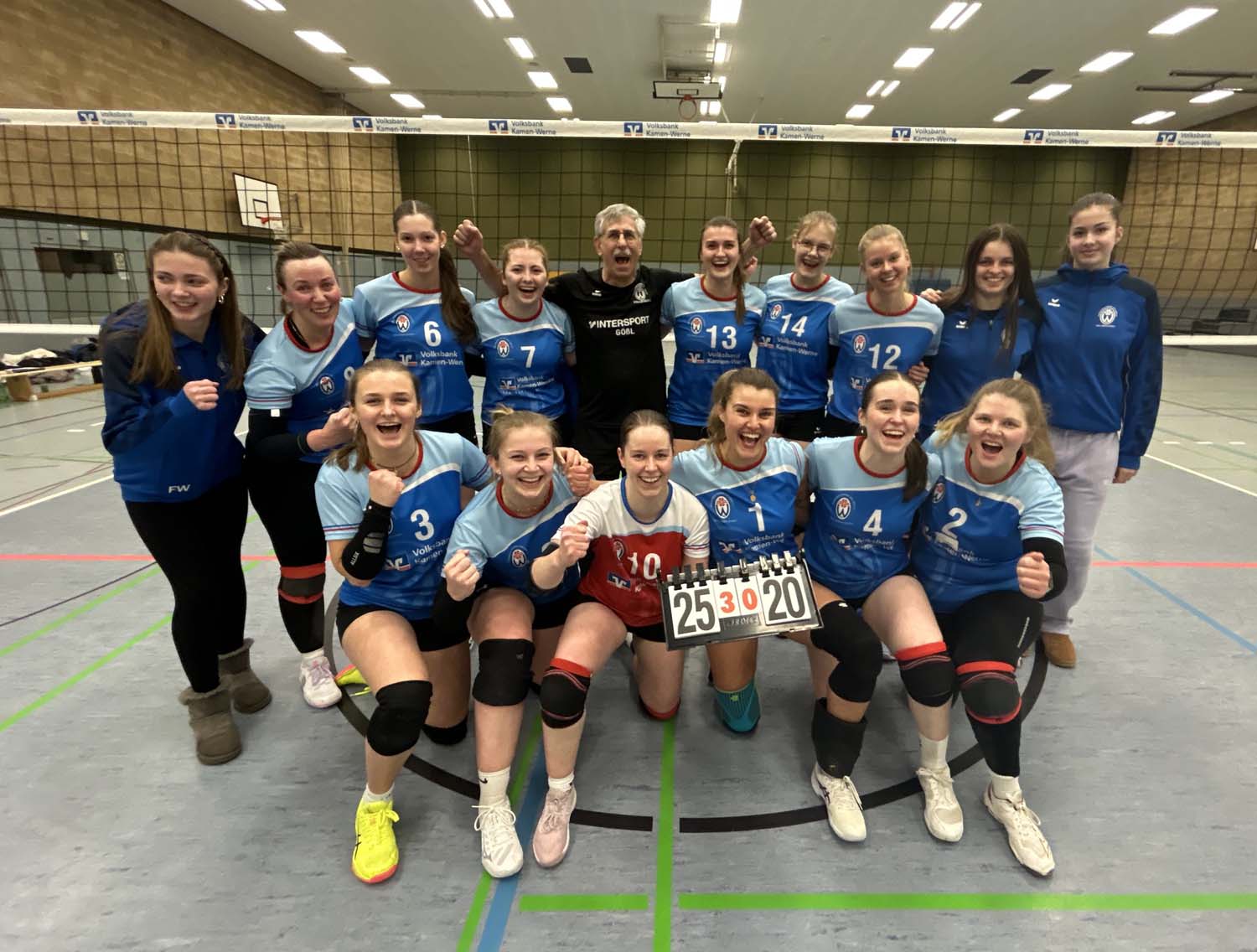 Erleichterung machte sich bei den Oberliga-Volleyballdamen des TV Werne nach dem ersten Sieg seit November 2024 breit. Foto: Kollhoff