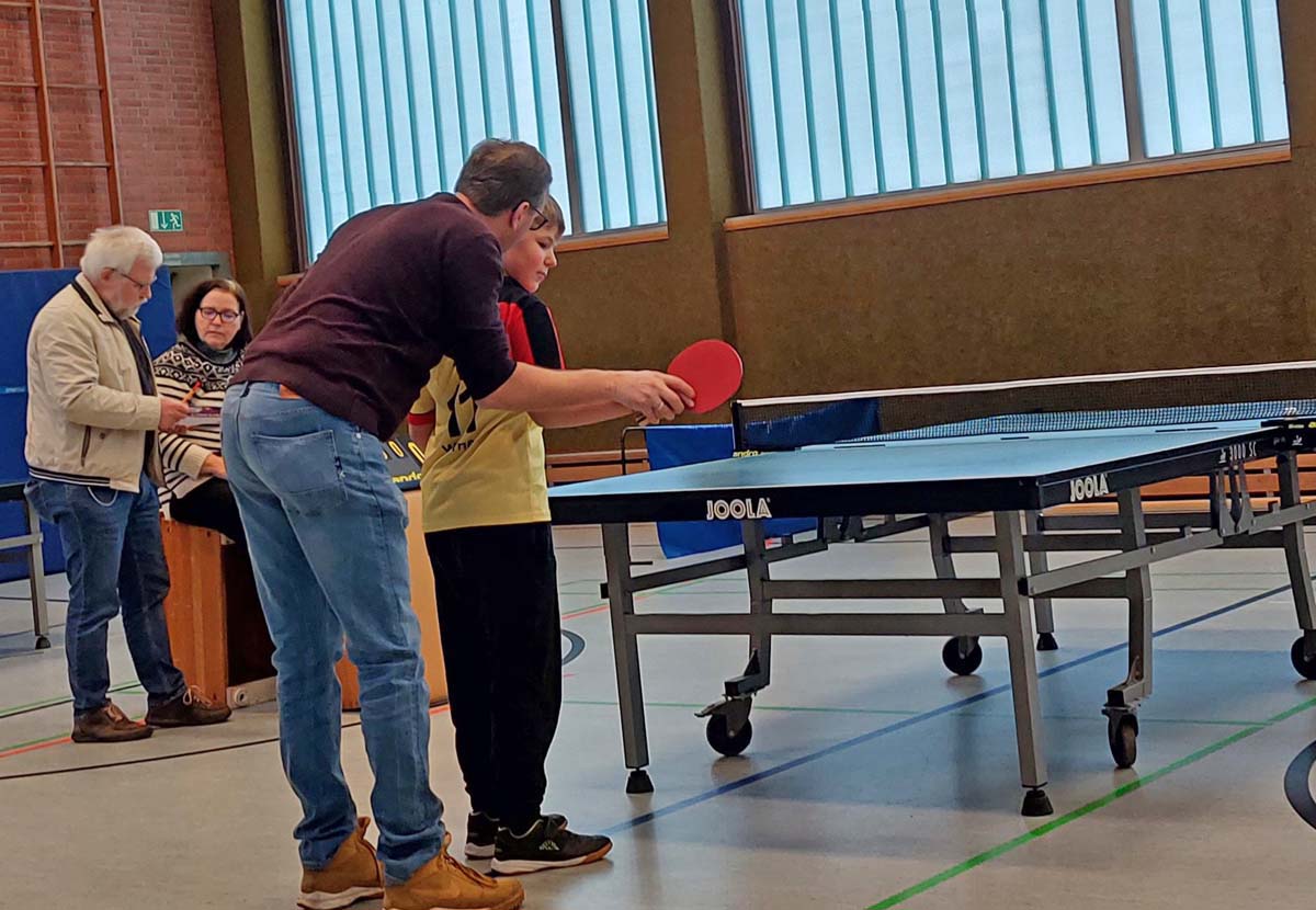 Bei den mini-Meisterschaften gibt es auch Tipps von erfahrenen Tischtennisspielern. Archivfoto: Wagner