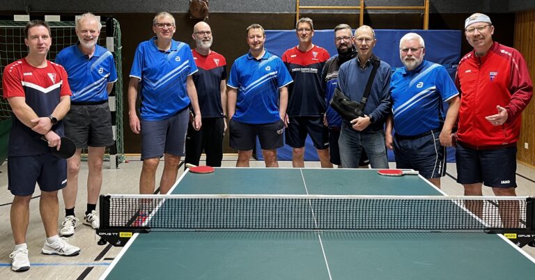 Die Tischtennisspieler der Lippestadt in der 2. Bezirksliga duellierten sich am Freitagabend in der Uhlandhalle, der WSC gewann 6:4 über den TTC: (von links) Stephan Müller (WSC), FRiedhelm Fitty Heitmann, Roland Bußkamp (beide TTC), Marco Böcker (WSC), Sascha Fetting (TTC), Oliver Thomas Sonnen, Matthias Makosch (beide WSC), TTC-Kapitän Martin Brocke, Axel Brocke (TTC) und WSC-Kapitän Dr. Jürgen-Theodor Fränzer. Foto: WSC