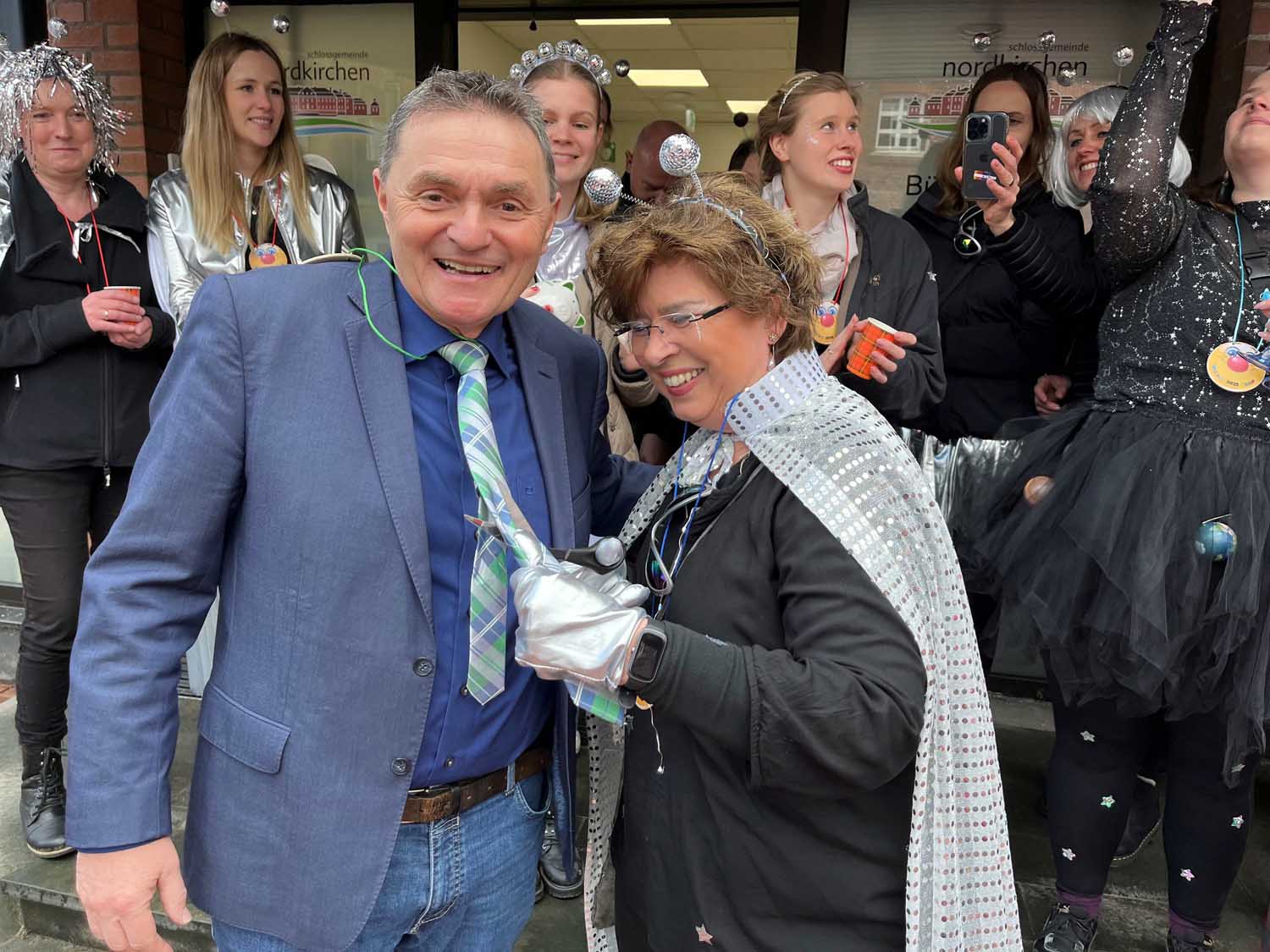 Bürgermeister Dietmar Bergmann durfte an Weiberfastnacht nicht lange seine Krawatte tragen. Die Verwaltungsmitarbeiterinnen übernahmen an Weiberfastnacht die Macht und feierten mit dem Prinzenpaar. Foto: Gemeinde Nordkirchen/Hauck