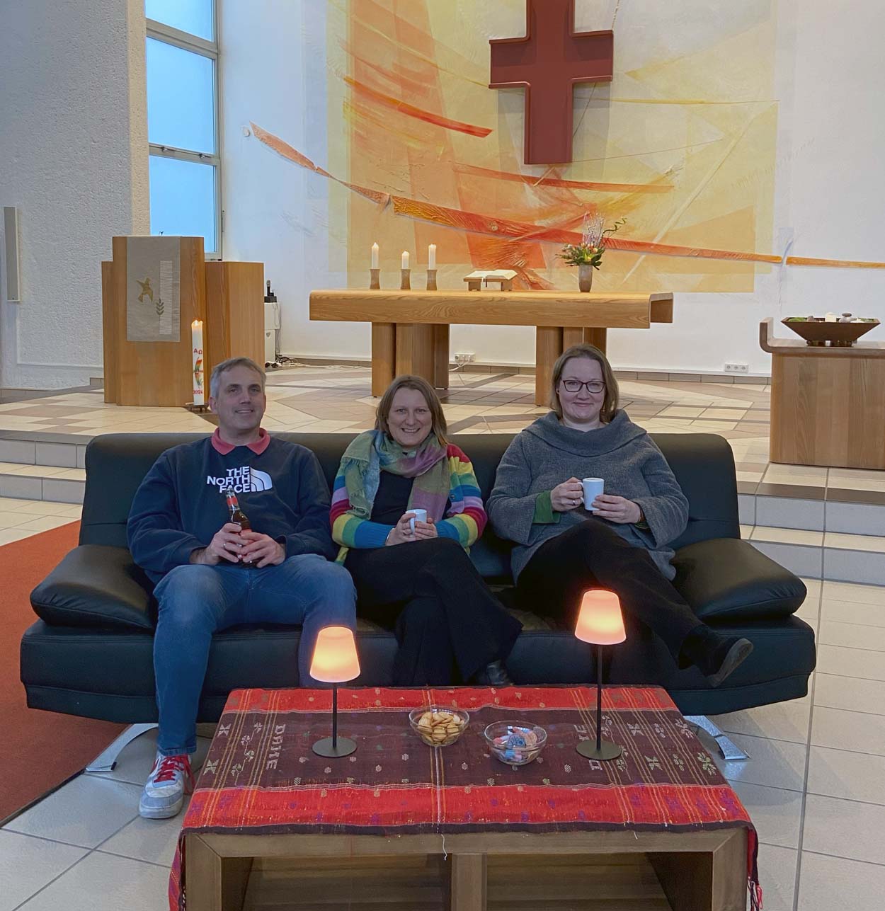 Pfarrerin Carolyne Knoll und Pfarrer Alexander Meese freuen sich zusammen mit Presbyterin Annika Schulte (rechts) auf die Premiere der Wohnzimmerkirche. Foto: privat