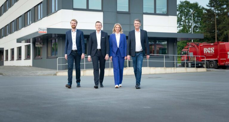 Alexander Rimmer (2. von links), Gerd Francke und Adelheid Hauschopp-Francke bilden das Geschäftsführer-Trio der RCS-Gruppe. Gemeinschaftlich leiten sie die drei Gesellschaften. Henrik Francke (links) soll zukünftig ebenfalls der Geschäftsleitung beitreten. Foto: Photographie Susanne Kästner