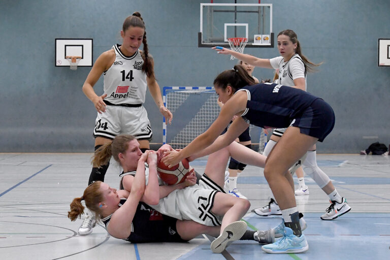 Kampf um jeden Ball: Die heimischen Korbjägerinnen (weiße Trikots) schenkten dem Favoriten aus Köln nichts, mussten aber am Ende eine klare Niederlage hinnehmen. Fotos: Jörg Stengl
