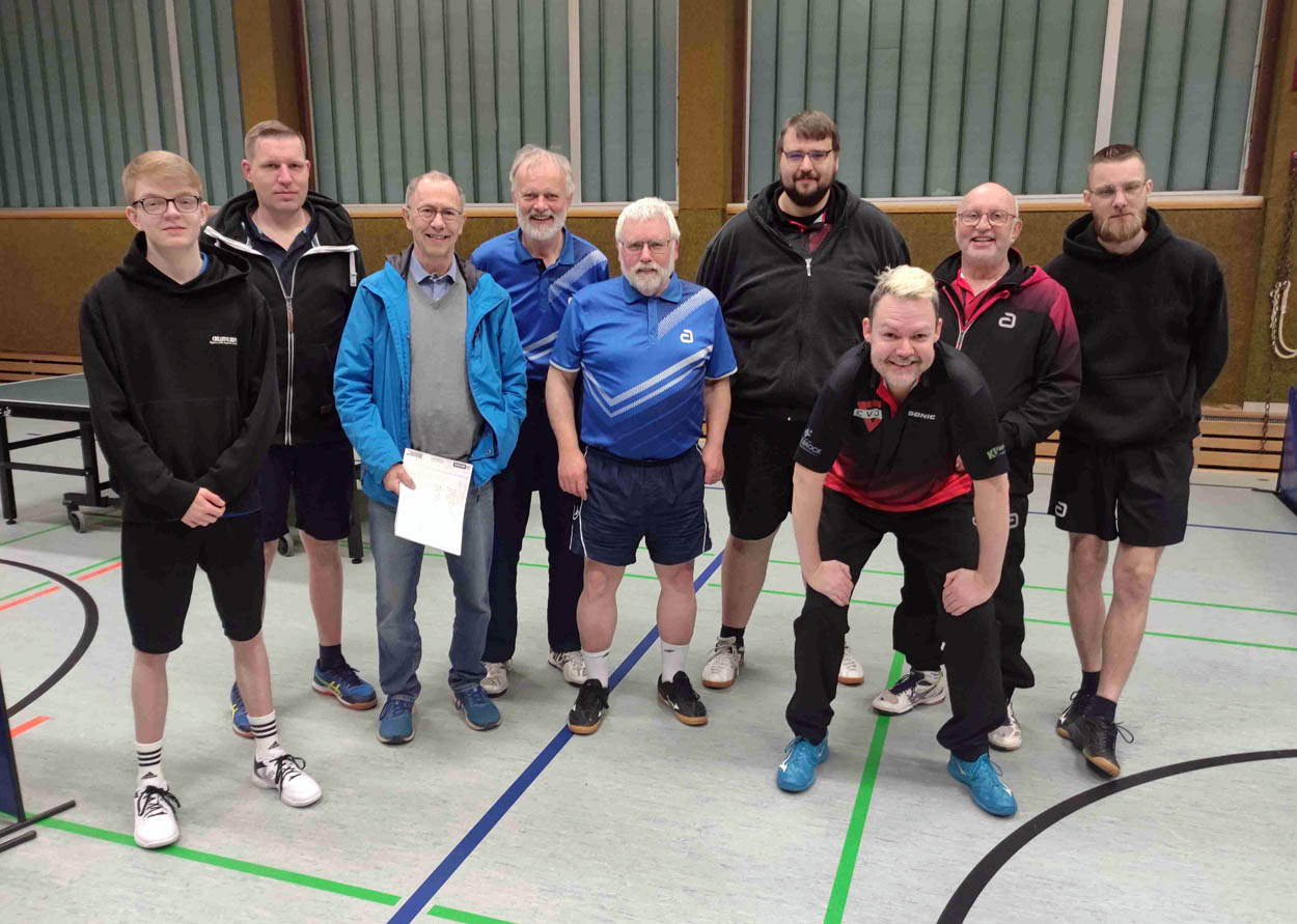 Aufstellung der beiden Mannschaften vor dem Spiel (von links): Till Willerding, Michael Jankord, Martin Brocke, Friedhelm Heitmann und Axel Brocke vom TTC Werne; Daniel Pörtner, Benjamin Nonnen, Rainer Dornemann und Justin Hoffmann vom CVJM Hamm. Foto: Verein