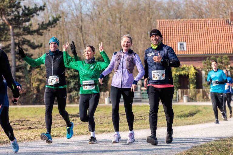 Der Marathon-Pater begrüßte bei der Veranstaltung in Cappenberg die Rekordzahl von 300 Teilnehmern. Die Läufer schwärmten vom familiären Charakter. Durch Spenden und Startgelder kamen bislang 16.500 Euro für zwei Projekte vor Ort zusammen. Foto: Projekt LebensWert