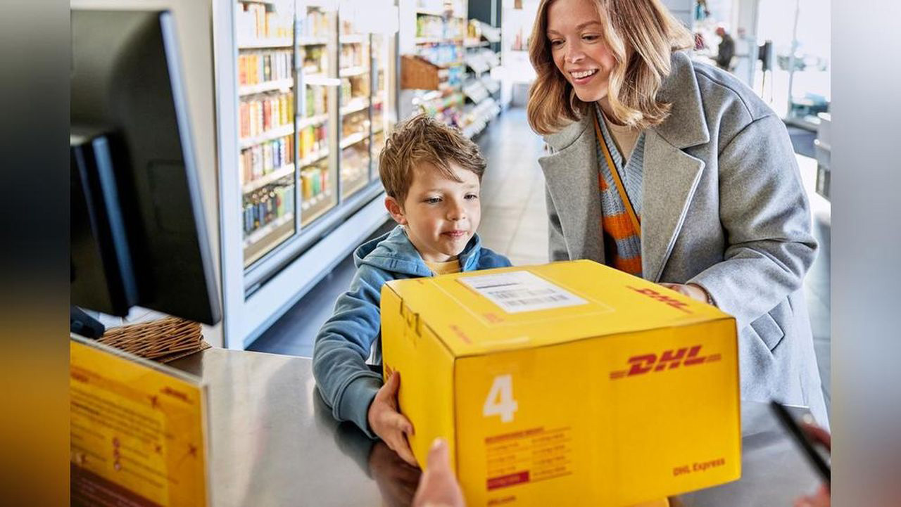 DHL-Pakete können nun auch bei REWE Krummenerl in der City Mall Werne aufgegeben werden. Foto: DHL