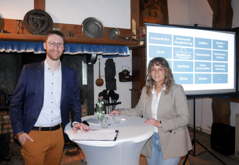 Museumsleiter Flemming Feß und Bürgerdialogmanagerin Dr. Linn-Julia Temmann haben das Projekt "MemoryLab" gestartet. Jetzt sind Werner Stadtgeschichten von 1960 bis 2020 gefragt. Foto: Gaby Brüggemann