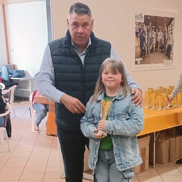 Beim Pokalschießen in Heeren-Werve wurde Eny Lou Schmidt Siegerin mit dem Lasergewehr. Landrat Mario Löhr gratulierte. Foto: Verein