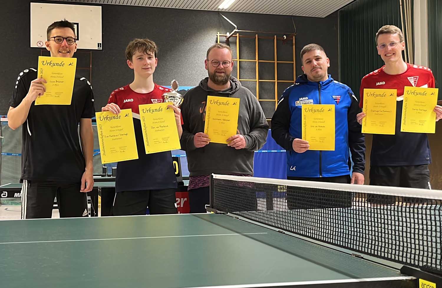 Die Sieger und Final-Teilnehmer bei den Herren A, Einzel und Doppel. V.l.n.r.: Luca Bröcker (2. Einzel und Doppel), Jan von Frantzius (1. Einzel und Doppel), Matthias Holtmann (2. Doppel), Lino de Almeida (3. Einzel), Moritz Overhage (3. Einzel, 1. Doppel). Fotos: privat
