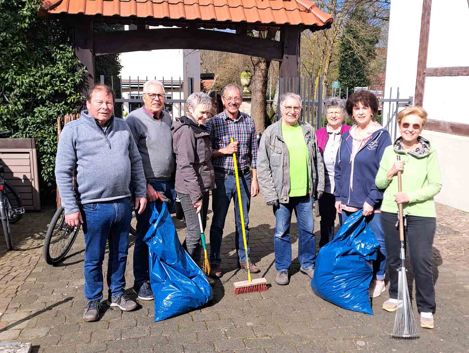 Der Helferkreis des Heimatvereins säuberte den Museumsgarten und die Grünanlagen bis zur Werne City Mall. Foto: Verein