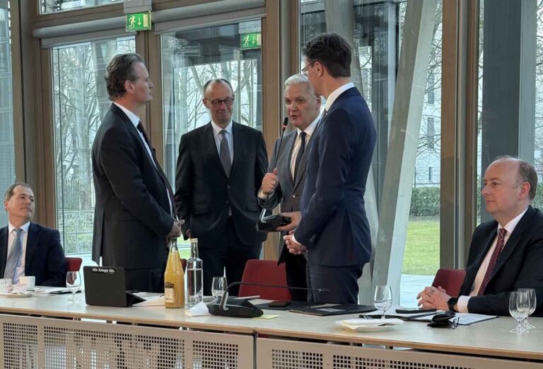 StS Dr. Mark Speich (von links), Dr. Günter Krings MdB, Friedrich Merz MdB, Hubert Hüppe MdB, Ministerpräsident Hendrik Wüst und Matthias Hauer MdB bei der Verabschiedung des Bundestagsabgeordneten aus Werne. Foto: Büro Hüppe MdB.