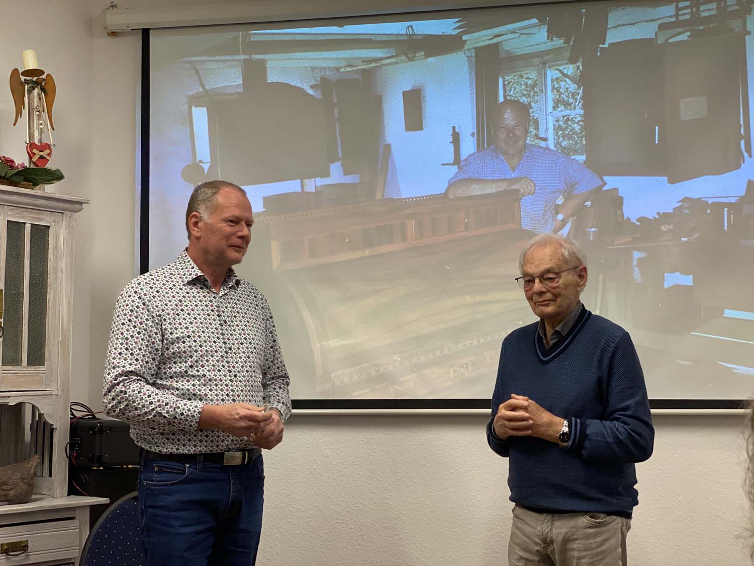 Lob und Bewunderung äußerte Karl-Heinz Schwarze (rechts), der Vorsitzende der Freunde des historischen Stadtkerns, für die Pläne von Burkhard Jankowski (links). Foto: Schwarze