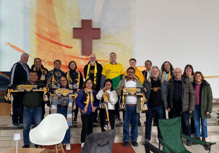 Die Delegation aus Indonesien informierte sich im Dietrich-Bonhoeffer-Zentrum über den BVB-Fangottesdienst. Foto: privat