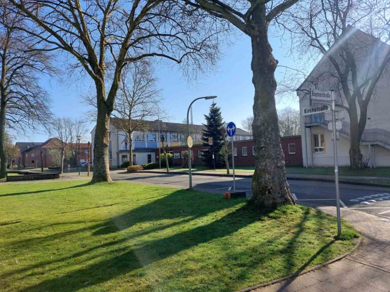 Vor der Stockumer Grundschule werden in den Ferien Arbeiten an den Versorgerleitungen durchgeführt. Los geht es an der Kirchstraße aber bereits am kommenden Montag. Foto: Wagner
