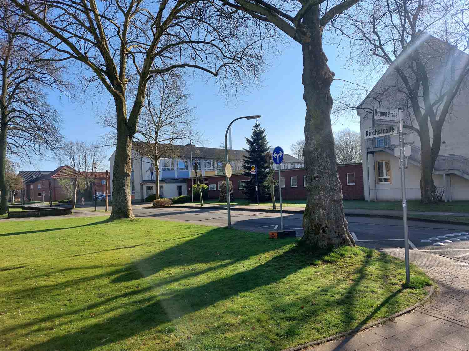Vor der Stockumer Grundschule werden in den Ferien Arbeiten an den Versorgerleitungen durchgeführt. Los geht es an der Kirchstraße aber bereits am kommenden Montag. Foto: Wagner