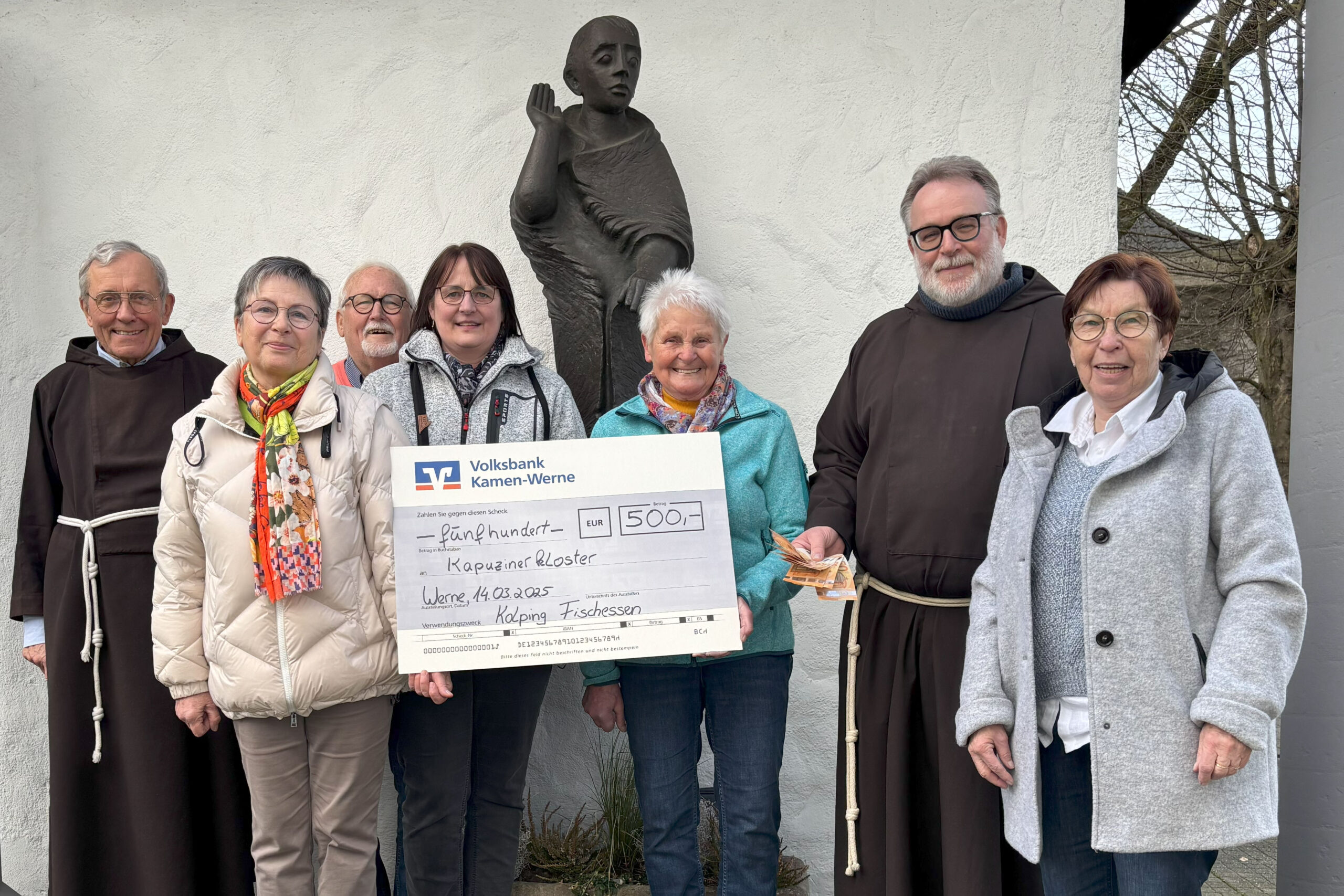 Spendenübergabe mit (von links) Pater Gisbert, Christa Wendt, Josef Gärtner, Margret Fohrmann, Elfriede Kroes, Pater Harald und Maria Gärtner. Foto: Benno Jäger