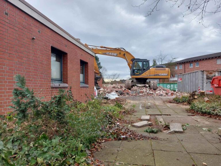 Die Jugendhilfe Werne plant als Träger einen Kita-Neubau auf dem Gelände St. Konrad an der Stockumer Straße. Zusätzlich zum Umzug der Kita „Am Familiennetz“ soll auch noch eine Gruppe der Kita „St. Josef – Auf dem Berg“ in die neue Einrichtung ziehen, sodass diese insgesamt vierzügig wird. Die Abrissarbeiten des ehemaligen Kindergartens laufen, der weitere Zeitplan ist laut Jugendhilfe noch nicht konkret. Foto: Wagner