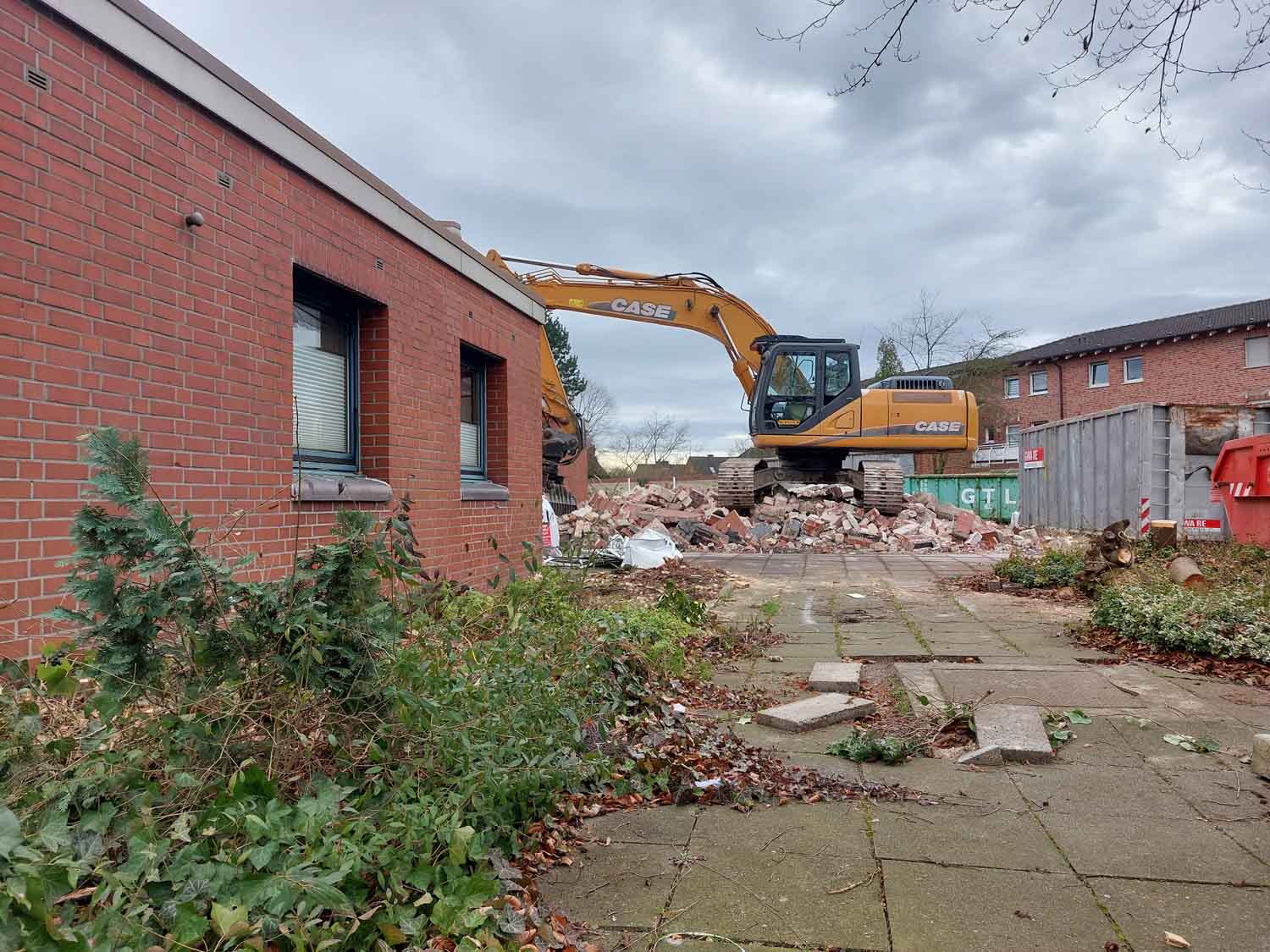 Die Jugendhilfe Werne plant als Träger einen Kita-Neubau auf dem Gelände St. Konrad an der Stockumer Straße. Zusätzlich zum Umzug der Kita „Am Familiennetz“ soll auch noch eine Gruppe der Kita „St. Josef – Auf dem Berg“ in die neue Einrichtung ziehen, sodass diese insgesamt vierzügig wird. Die Abrissarbeiten des ehemaligen Kindergartens laufen, der weitere Zeitplan ist laut Jugendhilfe noch nicht konkret. Foto: Wagner