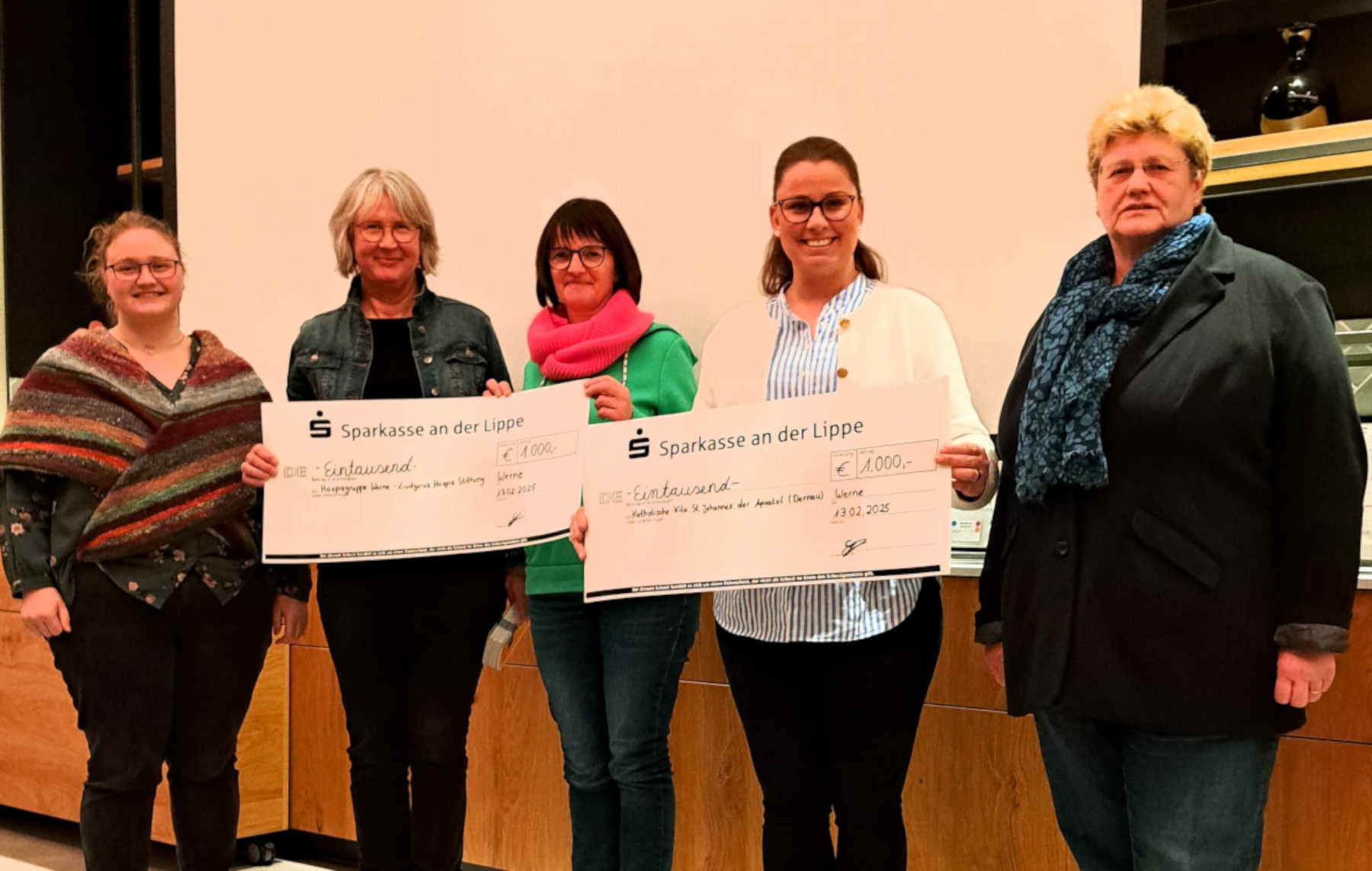 Über die Spenden der Landfrauen freuen sich die Hospizgruppe Werne und eine Kita im Ahrtal. Von links: Elisabeth Schulze Froning, Martina Bußmann, Anja Linker, Katharina Laurenz und Birgith Schulze Froning. Foto: privat