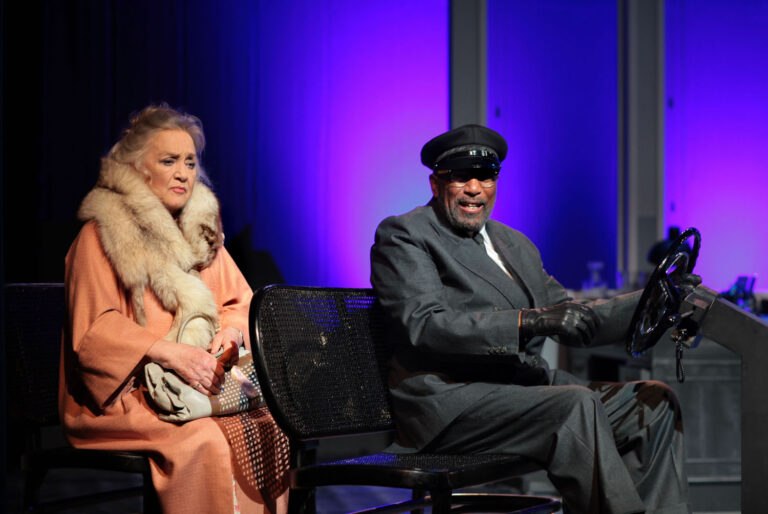 Doris Kunstmann und Ron Williams spielen die Hauptrollen im Theaterstück "Miss Daisy und ihr Chauffeur". Foto: Dietrich Dettmann