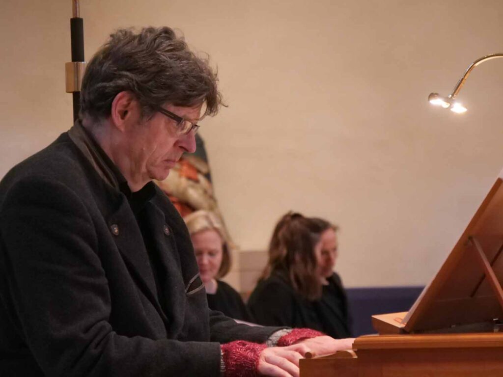 An der kleinen Orgel intonierte Kantor Dr. Hans-Joachim Wensing mit historischen Klangfarben. Foto: Schwarze