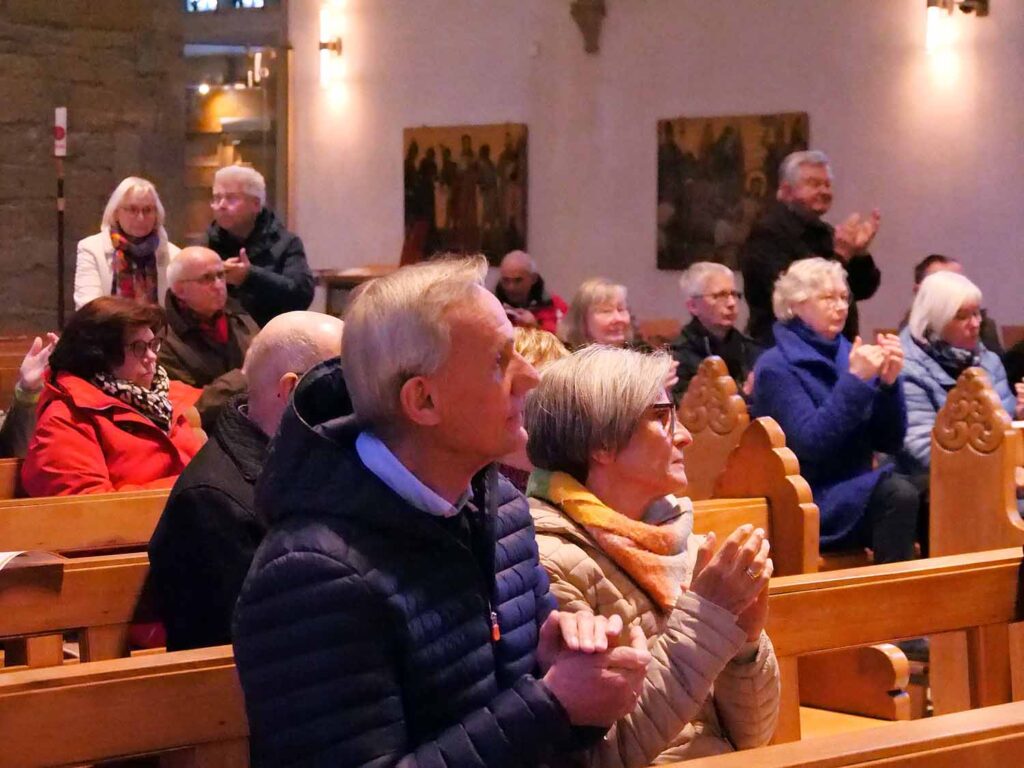 Die Konzertbesucher ließen sich von der meditativen Klangstimmung ergreifen. Foto: Schwarze