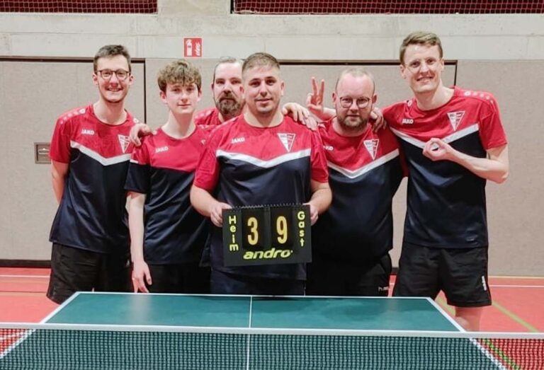 Kamen in Preußen auch mit dem ungewohnten roten Bodenbelag gut zurecht: Der WSC mit (v.l.) Luca Bröcker, Jan von Frantzius, Andre Wodetzki, Lino de Almeida (mit dem Endergebnis in den Händen), Matthias Holtmann und Kapitän Moritz Overhage. Foto: Verein