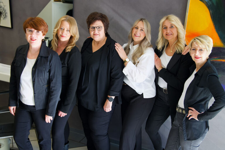 Friseurmeisterin Jutta Jockenhövel (rechts) und ihr Team lassen in ihrem Salon keine Kundenwünsche offen. Foto: Photographie Dirk Bökenkamp