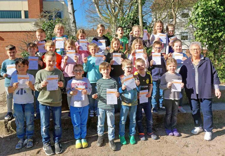 Der zweite Jahrgang der Wiehagenschule präsentiert stolz seine im vergangenen Jahr errungenen Sportabzeichen. Foto: Wagner