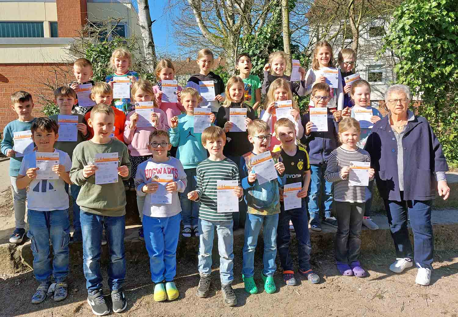 Der zweite Jahrgang der Wiehagenschule präsentiert stolz seine im vergangenen Jahr errungenen Sportabzeichen. Foto: Wagner