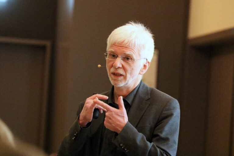 Ethik-Professor Dr. Andreas Suchanek hielt einen inspirierenden Vortrag bei der Premierenveranstaltung des neuen Vereins "mehrWerte". Foto: Wagner