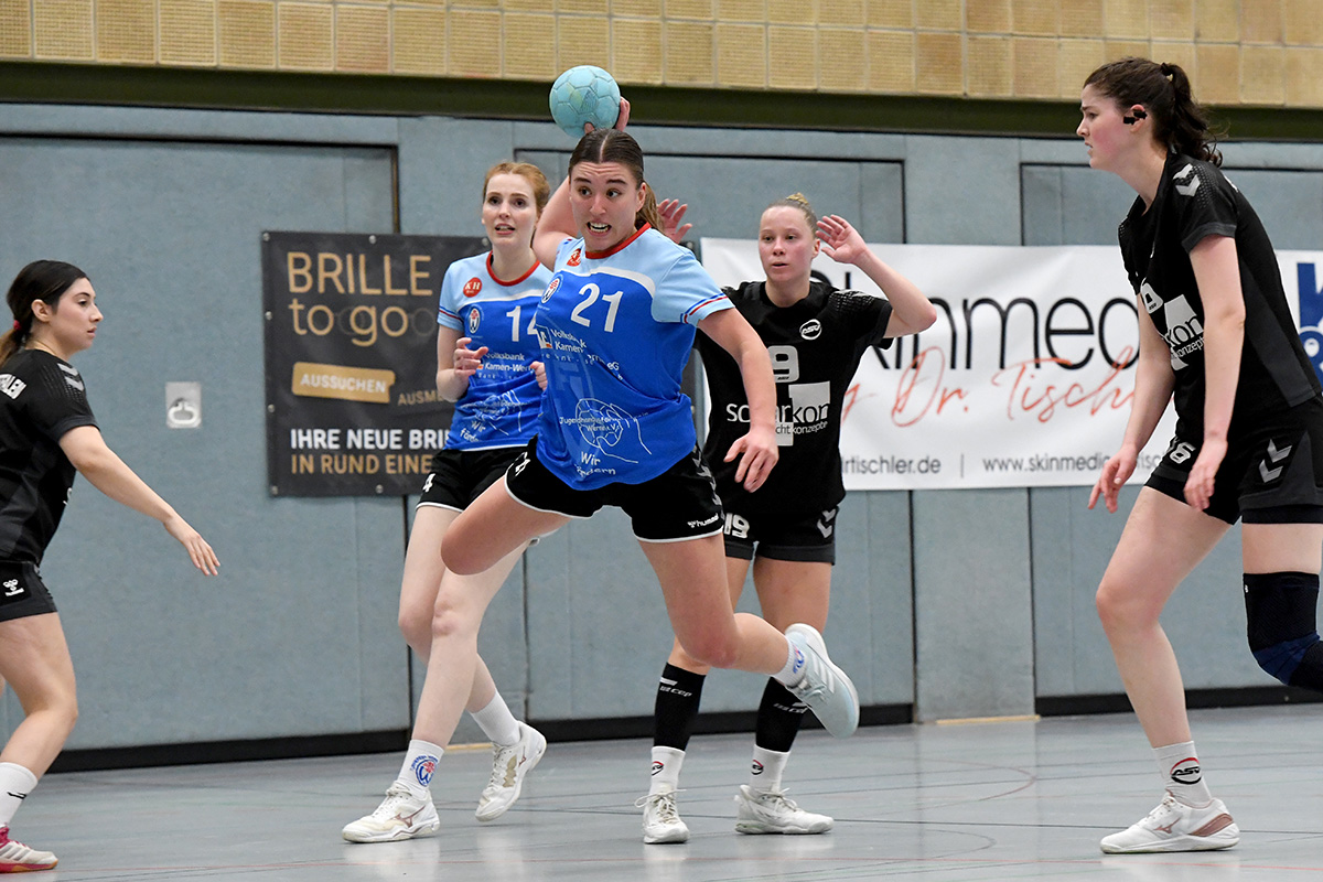 Lea Schaaf ist an zwei Gegenspielerinnen vorbei und wirft auf das gegnerische Tor. Foto: MSW