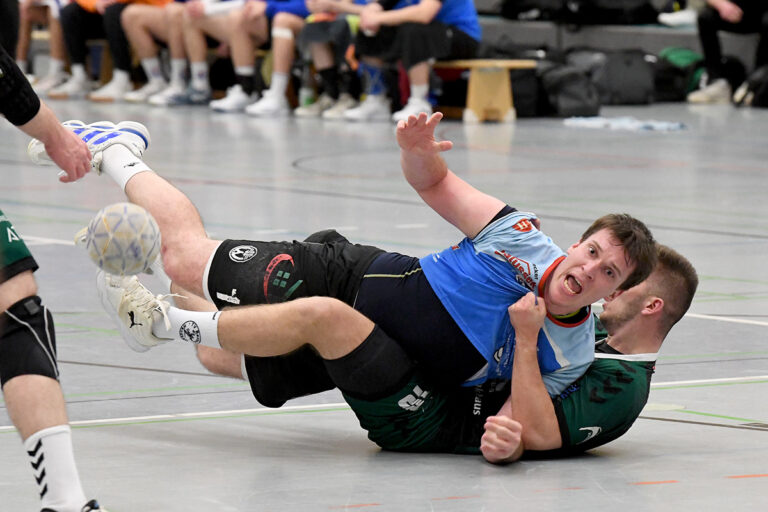 Intensive Duelle lieferte sich Tobias Schüttpelz mit der Beckumer Abwehr. Mit 11 Treffern war er erfolgreichster Spieler. Foto: MSW